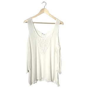 DR2 ✨ NWOT Crepe Cold Shoulder Top